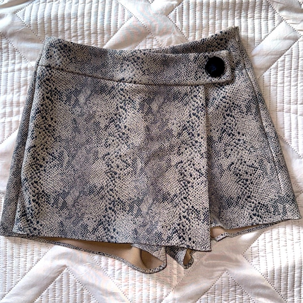 Zara Snake skort . Size Small